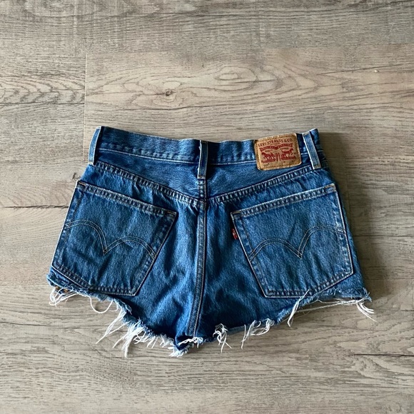 Levi’s Denim Short (SIZE 26) - Picture 2 of 4